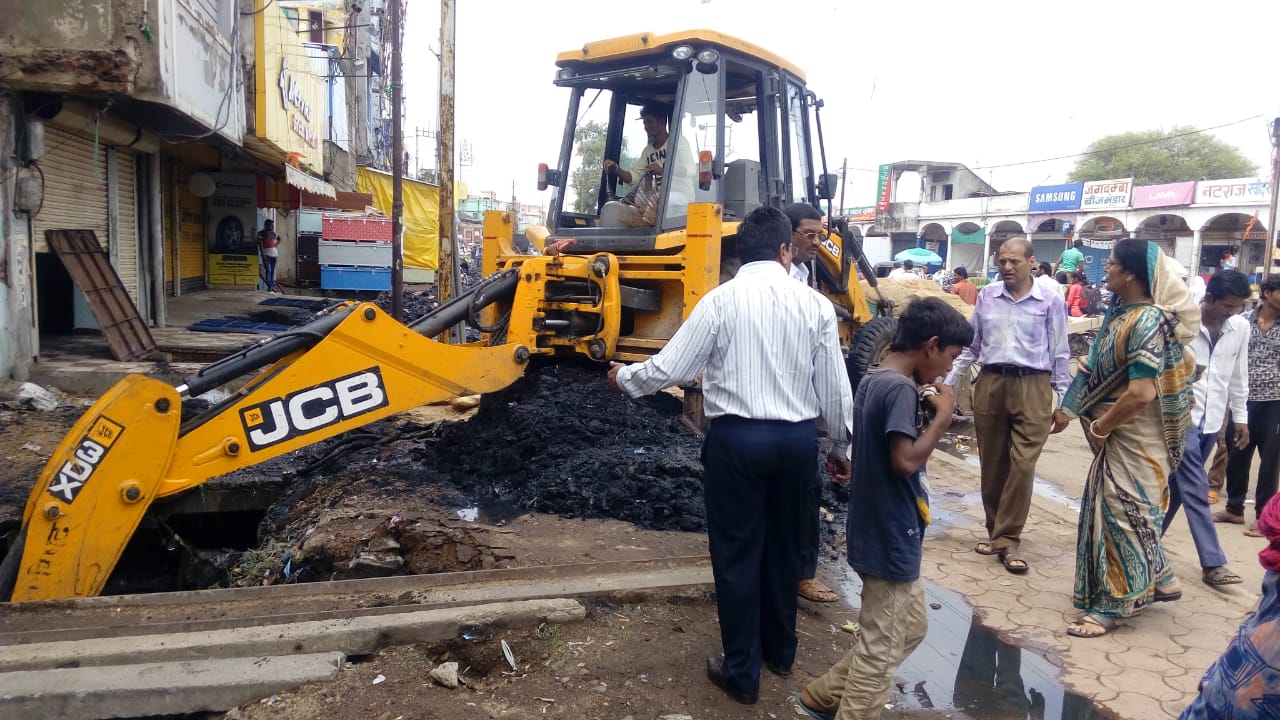 It rained, Napa's open pole बारिश हुई, नपा की खुली पोल, कराई सफाई