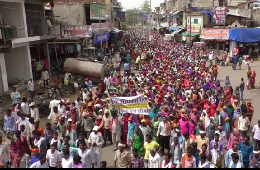 Bagga kills collective secret बैगाओं ने किया कलेक्टे्रट का घेराव