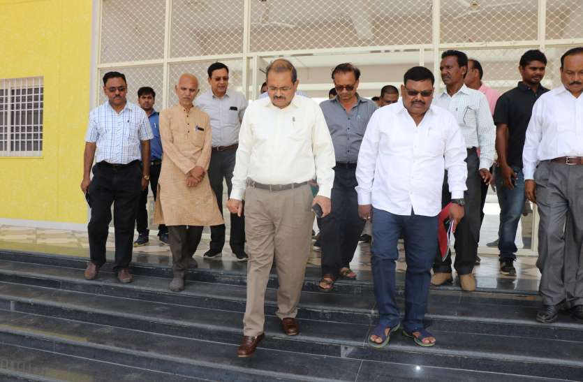 Commissioner inspected the Enlightened School, admission of ten percent poor students कमिश्नर ने ज्ञानोदय विद्यालय का किया निरीक्षण, दस प्रतिश गरीब छात्र-छात्राओं को मिल रहा प्रवेश