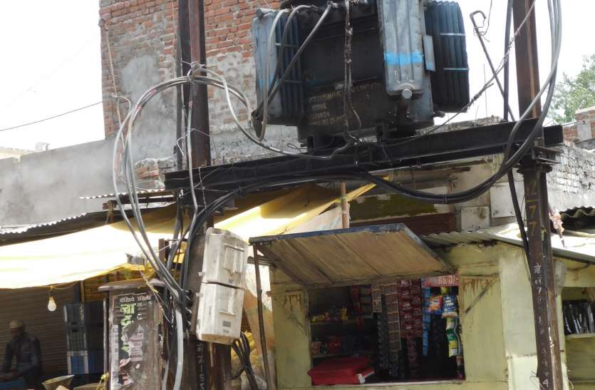 Shops flown under the transformer inviting accidents हादसों को निमंत्रण दे रहीं ट्रांसफार्मर के नीचे लगीं दुकानें