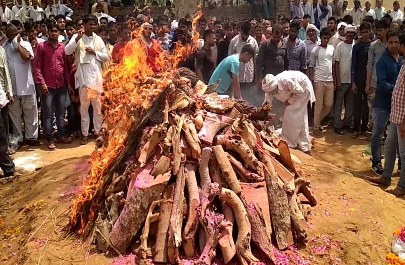 rajasthan martyr pakistan firing शहीद हंसराज के 15 दिन के तो शहीद जीतेन्द्र को 3 साल के पुत्र ने दी मुखाग्नि, मंज़र देखकर रो पड़ा पूरा गांव