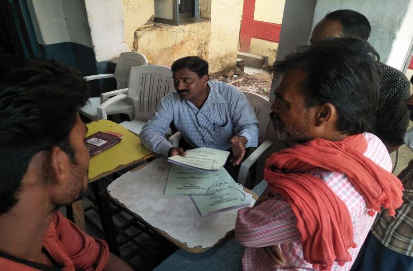 In front of advocate अधिवक्ता के सामने फूटा आक्रोश