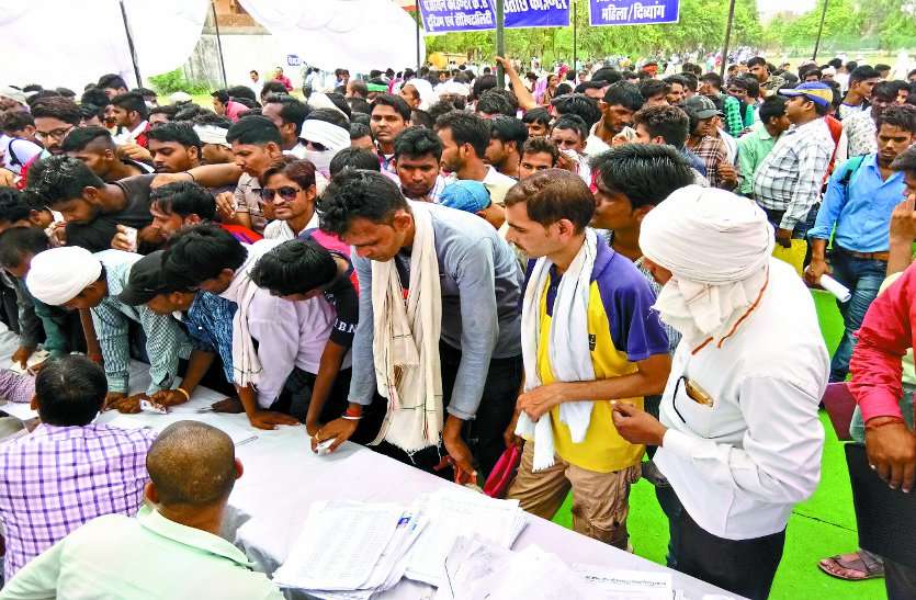employment mela news UNEMPLOYED INDIA: मोदी राज में हुआ नौकरी का टोटा, बेरोजगार के साथ हो रहा भद्दा मजाक