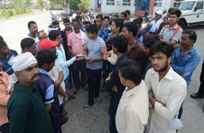 Clean workers perform five hours सफाईकर्मियों ने पांच घंटे किया प्रदर्शन,वेतन न मिलने से थे नाराज