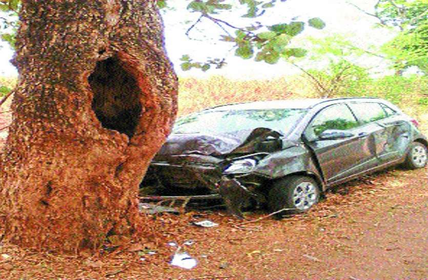 road accident one death अनियंत्रित हुई कार पेड़ से टकराई, कैशियर की मौत