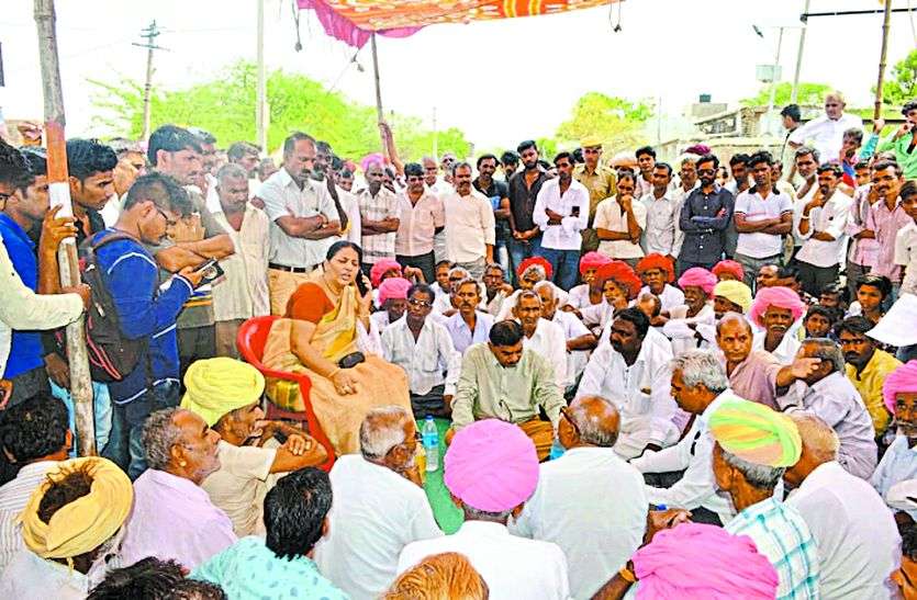 villagers protest वसुंधरा सरकार के विरोध में उतरे इस गांव ने मांगे पूरी न होने पर दे दी है यह बडी चेतावनी.....यहां पढे़ क्या है मामला