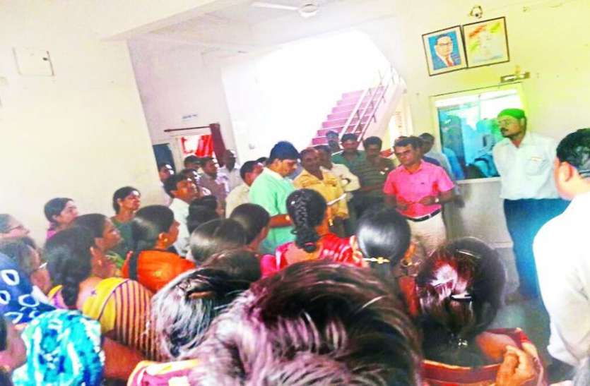 teachers protest in alirajpur युक्तियुक्तकरण प्रक्रिया का किया बहिष्कार