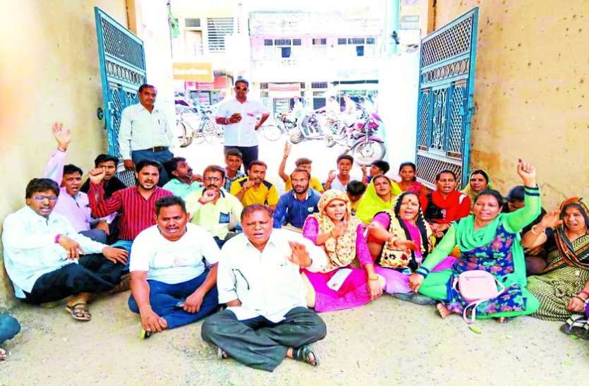 alirajpur protest for water पानी के लिए रहवासियों ने नपा कार्यालय के बाहर दिया धरना