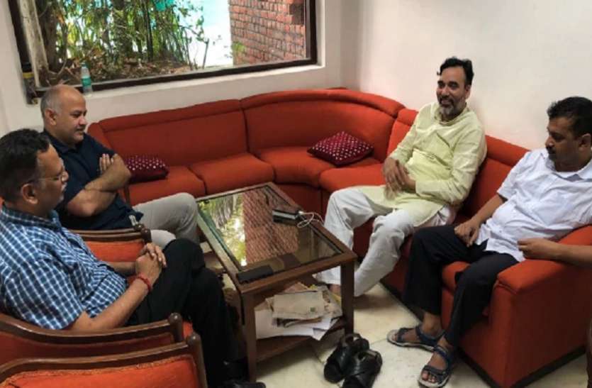 Arvind Kejriwal अरविंद केजरीवाल के धरने का चौथे दिन जारी, कपिल मिश्रा बोले- साहब कपड़े तो बदल लो