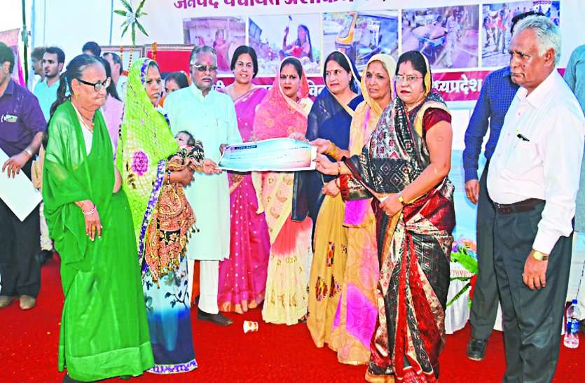 ashoknagar news, ashoknagar patrika, patrika news, patrika bhopal, bhopal mp, district panchayat, cm, cm shivraj, मुख्यमंत्री के भाषण के दौरान बंद हुई एलइडी तो एक-दूसरे का मुंह तांकते दिखे अधिकारी, चालू हुई तो दिखने लगीं दूसरी खबरें
