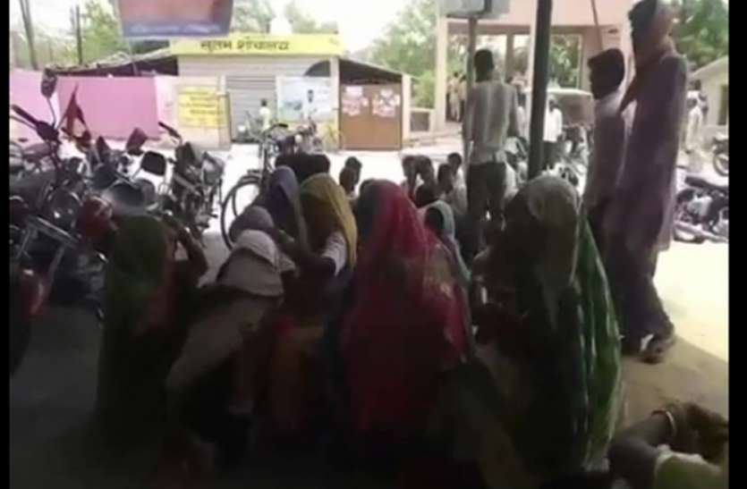 banda मजदूर की करंट लगने से मौत, परिजनों ने मुआवजे की मांग की