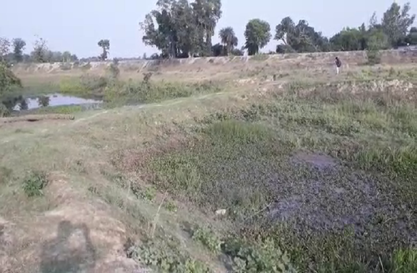 Manorma river मनोरमा नदी की धारा रोककर बनाई गई सड़क, एसडीएम ने कहा- जांच के बाद कार्रवाई