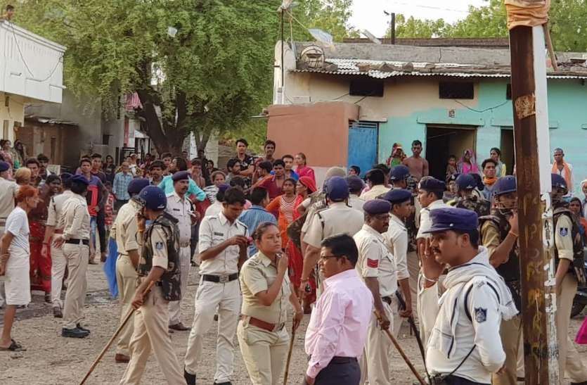 Child's death due to vehicle's grip लोडिंग वाहन ने बच्चे को कुचला, हंगामा, पुलिस ने चलाई लाठियां