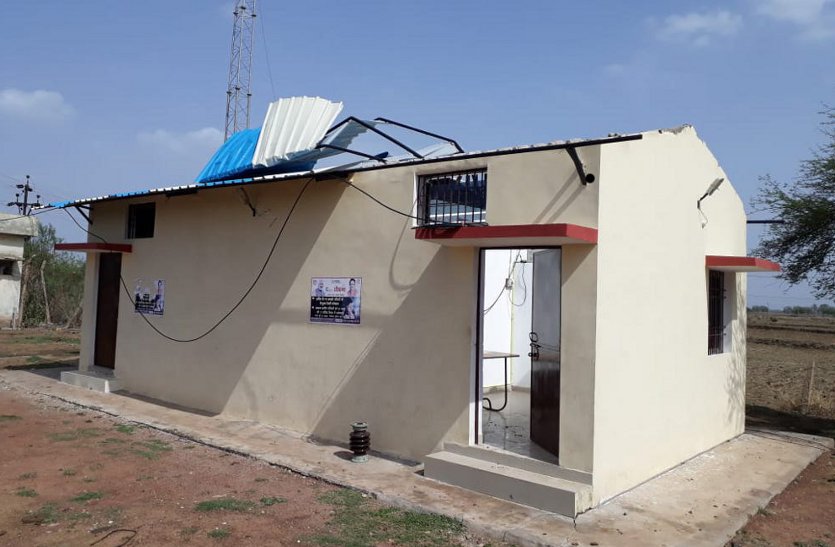 Newly constructed electricity office's roof flyoff आंधी-तूफान का कहर, 20 घंटे गुल रही 50 गावों की बिजली