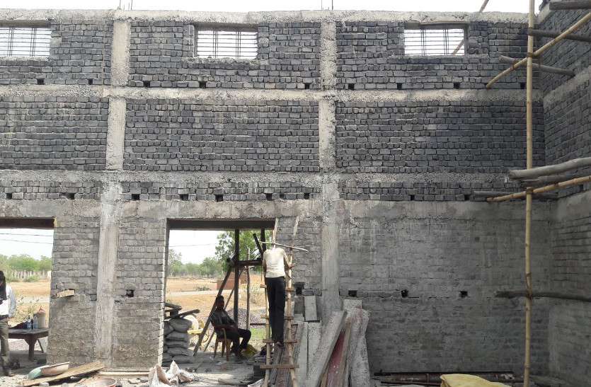 गोदाम निर्माण मे चल रहा भ्रष्टाचार का खेल, घटिया सामग्री के साथ लोकल क्वालिटी का सरिया किया जा रहा इस्तेमाल गोदाम निर्माण में चल रहा भ्रष्टाचार का खेल, घटिया सामग्री के साथ लोकल क्वालिटी का सरिया किया जा रहा इस्तेमाल