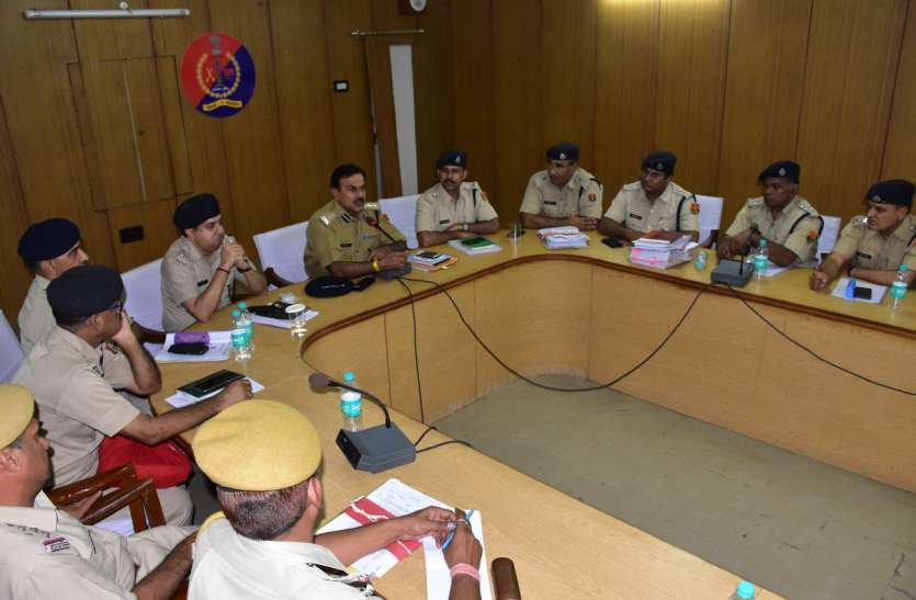 helmet checking case युवक को थाने ले जाकर बेरहमी से पीटने के मामले में चार पुलिस कर्मचारियों को लाइन हाजिर