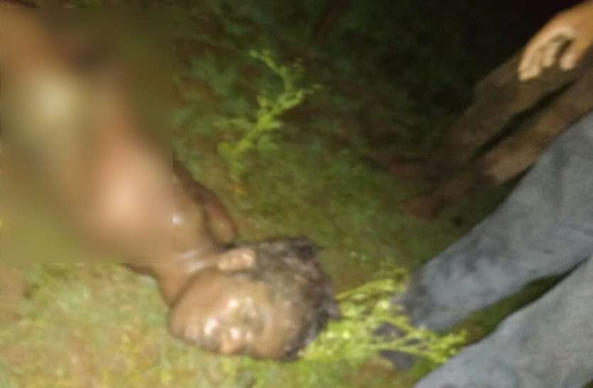 Nude man रात में घूम रहा था निर्वस्त्र, सभी ने समझा उसी गिरोह का है सदस्य, फिर हाथ बांधकर किया ये हाल