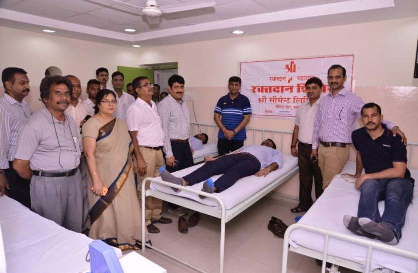 people donate their blood on world blood donor day World Blood Donor Day : लोगों ने समझी अपने खून की कीमत, ब्लड डोनेट कर कुछ यूं दिया मानवता का प्रमाण