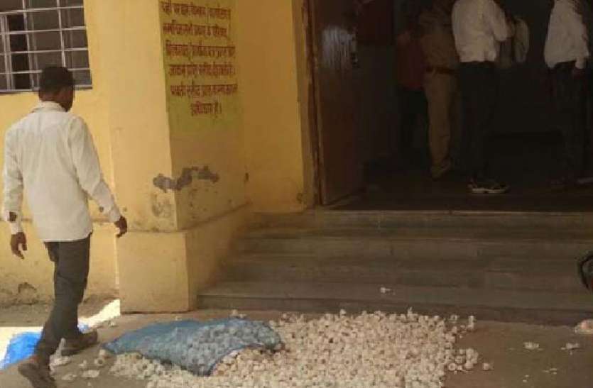 The threat of suicide does not persist even then ... आत्महत्या की दी धमकी फिर भी नहीं पसीजा दिल...