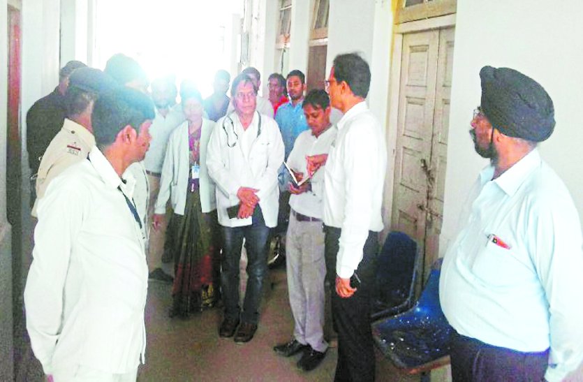 Collector Ved Prakash did inspection of district hospital अस्पताल में गंदगी दिखाई दे तो इन्हें भेजें फोटो