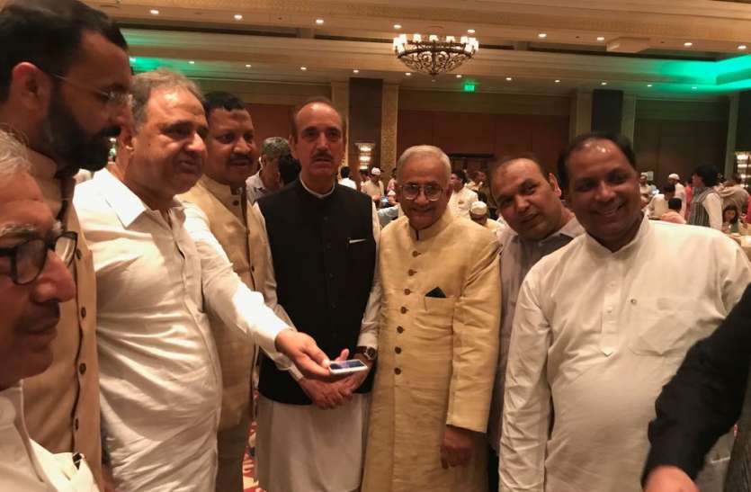 meerut राहुल गांधी की इफ्तार पार्टी में खूब हुर्इ मिशन 2019 पर बातें, भाजपा के खिलाफ एक मंच पर आए दल अब करेंगे ये काम