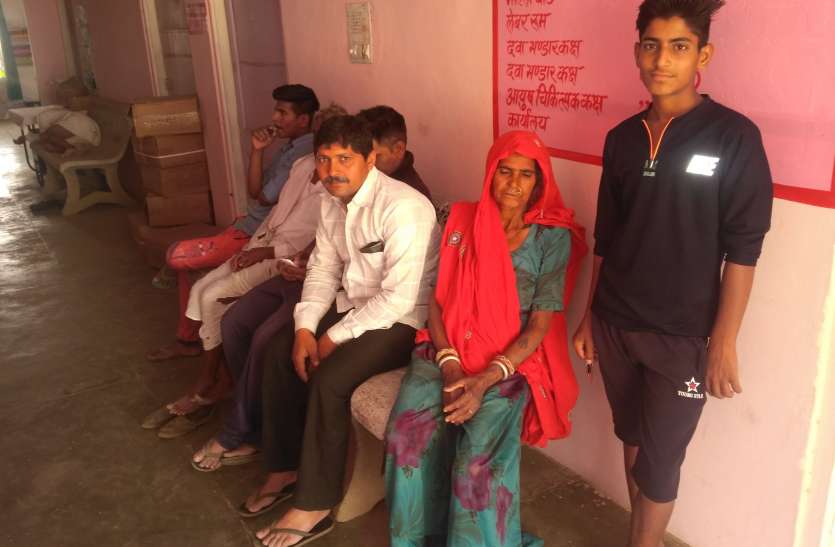 In physician camp, PHC ill, who treat patients चिकित्सक शिविर में, पीएचसी बीमार, कौन करें मरीजों का इलाज