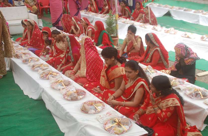 mhow गर्भवती महिलाओं की गोदभराई की तो श्रमिक महिलाओं को पहनाईपादुका