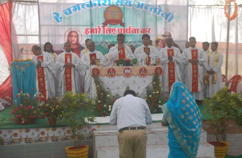 mhow मिस्सा पूजा, प्रवचन के बाद धूमधाम से निकाला डोल