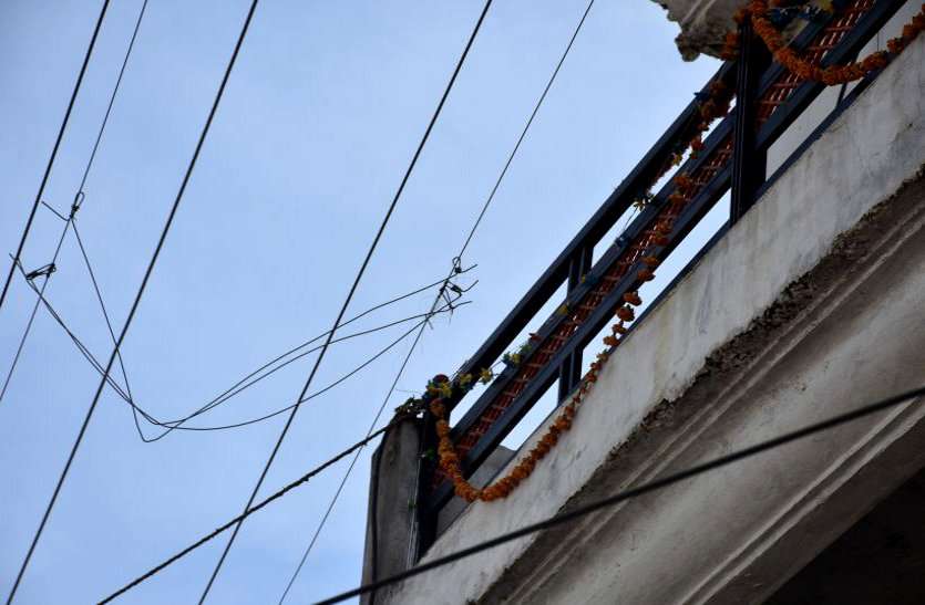 news बड़ा हादसा : मकान पर गिरी हाईटेंशन लाइन, दो बाल श्रमिक की मौत