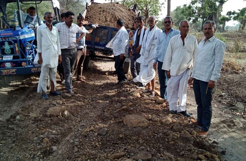patrika खराब सड़क को खुद के खर्च पर सुधरवा रहे ग्रामीण