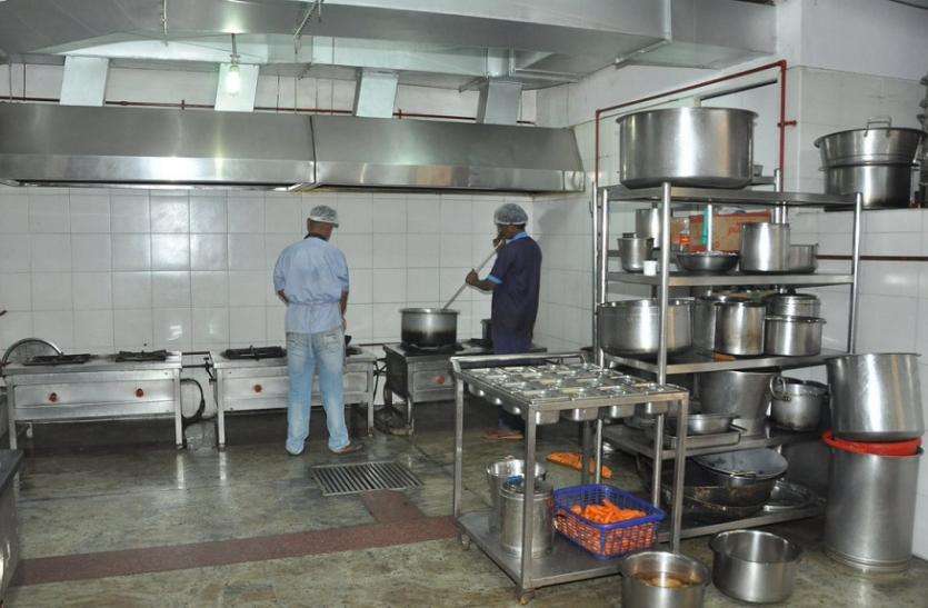Railway kitchen पहले मोबाइल पर ऐसे देखिए रेलवे के किचन में कैसे बन रहा है खाना, उसके बाद कीजिए ऑर्डर
