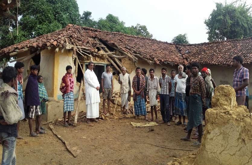 Elephants broken house छत्तीसगढ़ के शिमला में हाथियों ने उजाड़ दी पूरी बस्ती, सिर छिपाने को बचा है खुला आसमान
