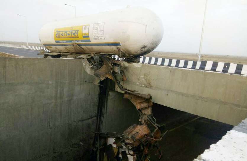gas tanker accident बिग ब्रेकिंग: शिवपुरी हाइवे पर गैस टैंकर हुआ दुर्घटनाग्रस्त, 17 टन गैस घुली हवा में, लोग घर छोड़कर भागे