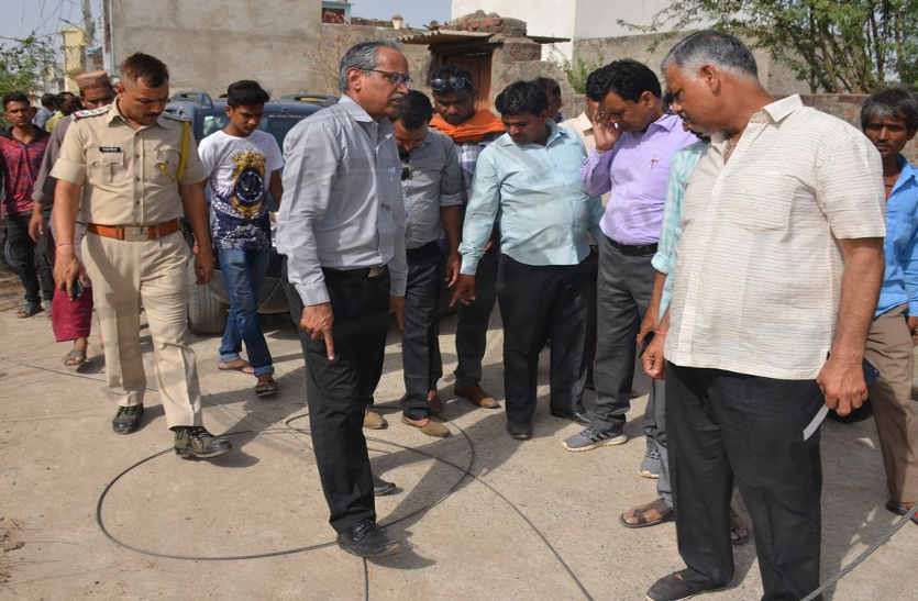 Burn meters from high voltage in bhilwara हाईटेंशन लाइन का तार टूट एलटी पर गिरा, घरों में धमाकों के बाद आग से दहशत में लोग, दो सौ से ज्यादा घरों में उपकरण फुंके, डिस्कॉम अधिकारियों को घेरा