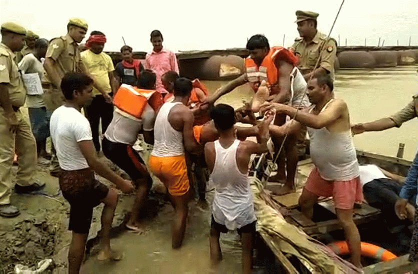 Mock drill along River Saryu to deal with floods In Faizabad अचानक बाढ़ प्रभावित क्षेत्र में एक युवक के डूबने की मिली खबर और दौड़ पड़े डीएम एसएसपी