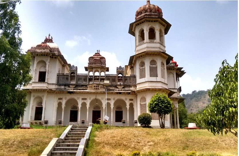 gulababgh कहीं आग तबाह न कर दे गुलाबबाग को ! यहां पत्तियों में लगाई आग ने लिया ऐसा रूप कि बुलानी पड़ी दमकल