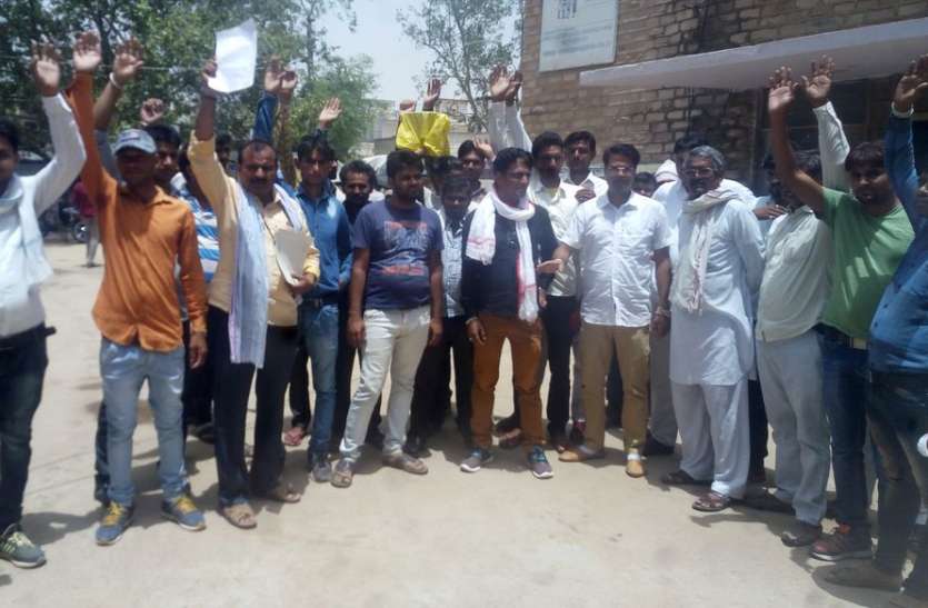 hindaun karauli news मंदिर के पास मदिरा की दुकान खुली तो होगा आंदोलन