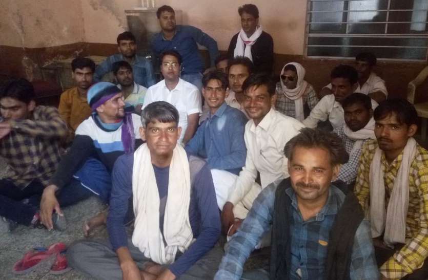 hindaun karauli news पानी के लिए परेशान लोगों ने दिया धरना