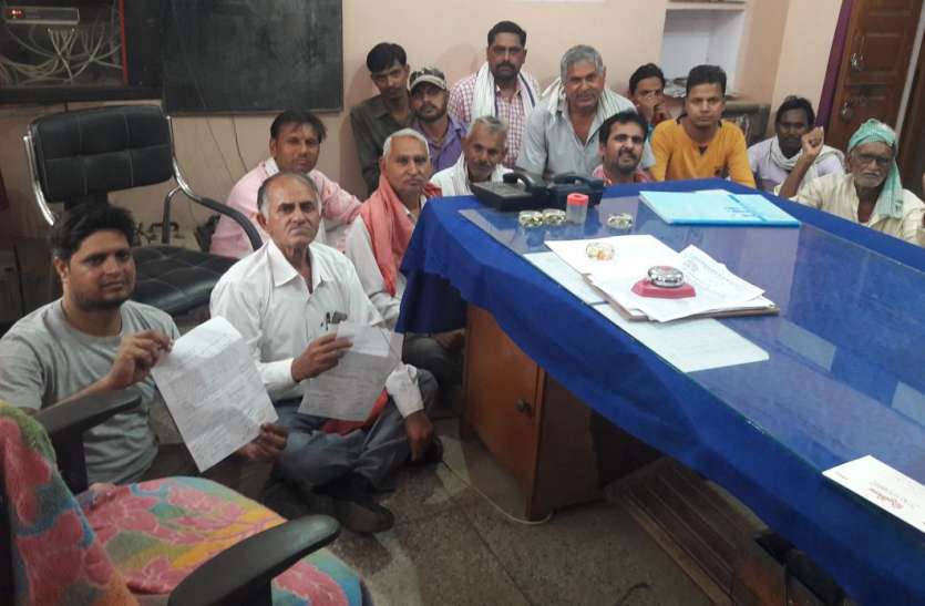 hindaun karauli news दफ्तर में नहीं मिले एक्सईएन तो खाली कुर्सी के आगे बैठ किया प्रदर्शन