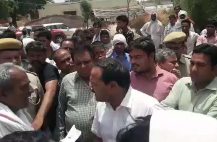 hindaun karauli news अटल सेवा केन्द्र पर जड़ा ताला, अधिकारियों को भी भगाया
