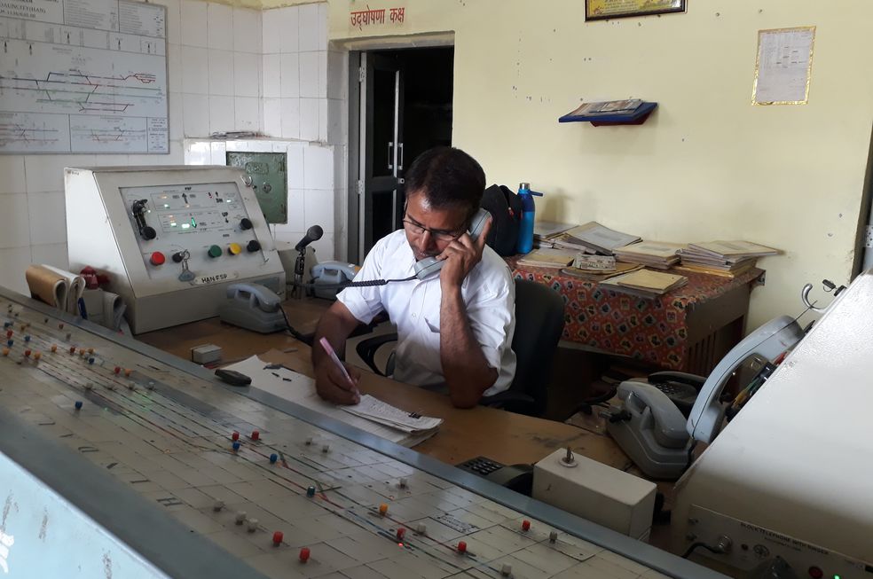 hindaun karauli news पुराने ढर्रे पर उतारा, ट्रेन सिग्नल रजिस्टर