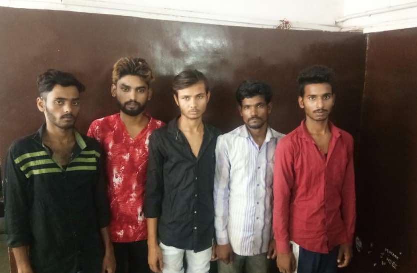 crime मैनेजर को लूटने की थी योजना, पुलिस आइ तो पहुंचे हवालात
