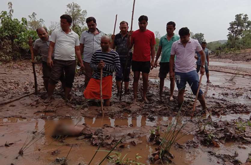 Dead body in river Breaking News : आए थे भगवान के दर्शन करने और खो दिया बेटा, बाढ़ में बहे मासूम की 5 किमी दूर मिली लाश