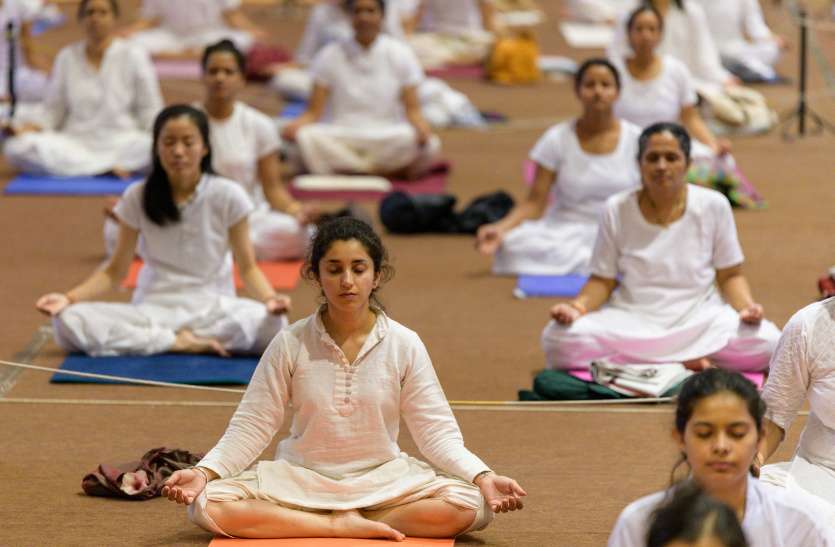 Thousand people did hath yoga हजार लोगों ने किया हठ योग