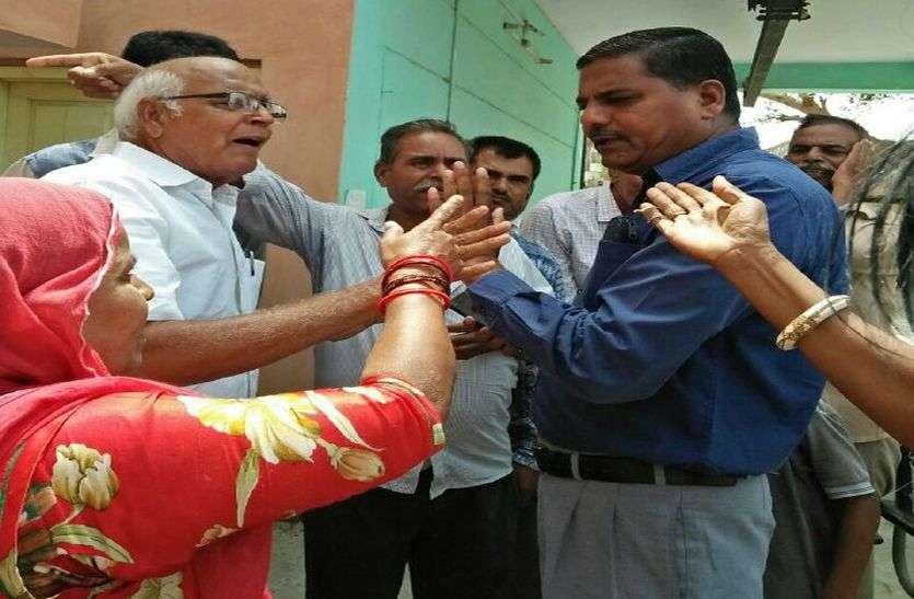 jalday vibhag सीवरेज कार्य के दौरान क्षतिग्रस्त पाईपलाईन से पेयजल आपूर्ति बाधित होने पर एेसे फुट पड़ा क्षेत्रवासियों का गुस्सा....यहां पढे़ खबर