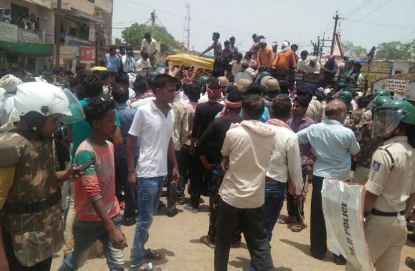 Dumper crushed youth, villagers fired dumper in hoshangaabad दो मौत के बाद बेकाबू हुए ग्रामीण, स्टेट हाईवे किया जाम, मची अफरा-तफरी, देखें वीडियो