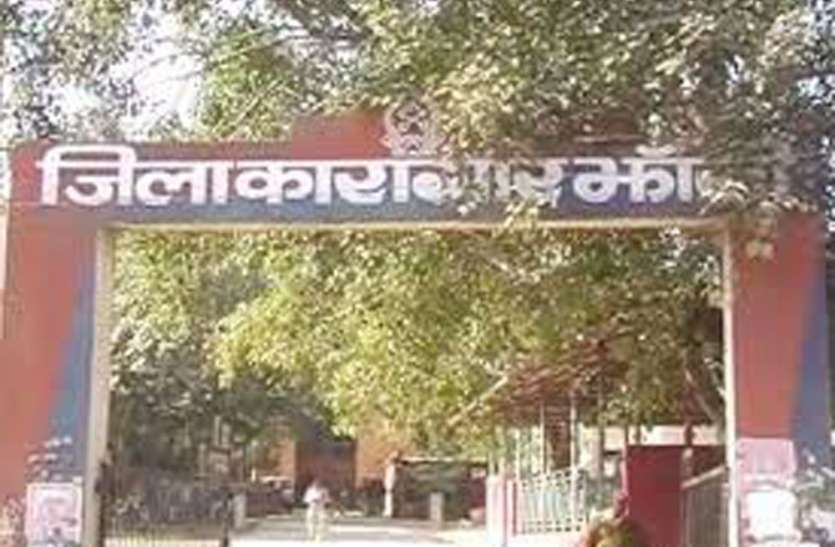 police raid in distt jail jhansi जब जेल में पुलिस ने दी दबिश, तो वहां का नजारा देखकर रह गए दंग