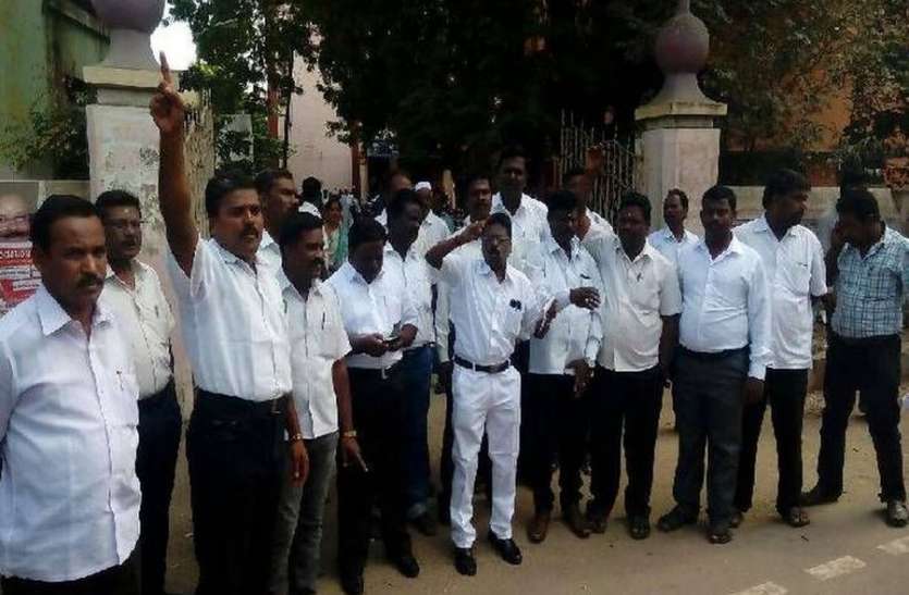 attorneys angered for closed construction अब टूट गया इनके सबर का बांध , क्यों जताया बार एसोसिएशन ने विरोध , जानिए आखिर क्या है मामला