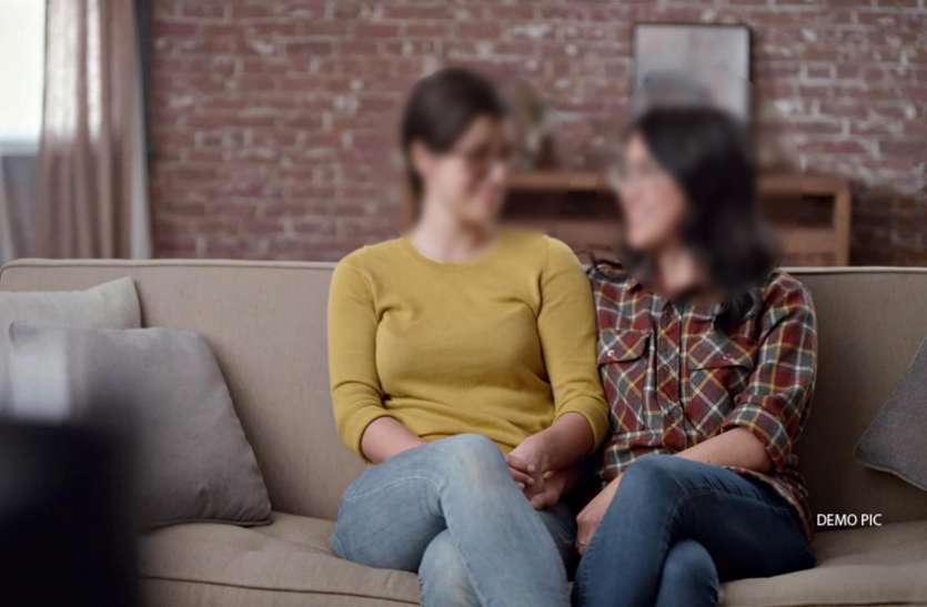 bisexual युवती के घर रोज जाती थी उसकी सहेली, फिर दोनों में हो गया प्यार और करने लगी...