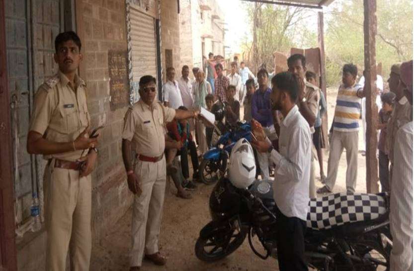 Thieves broke the bank's locks in lohawat चोरों ने तोड़े बैंक के ताले, ले गए कटे-फटे 41 हजार के नोट